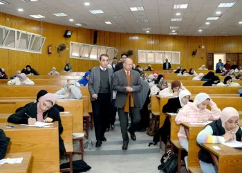 رئيس جامعة المنصورة يتفقد لجان الامتحانات بكليتي الآداب والتربية النوعية