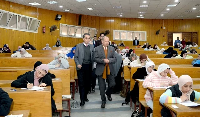 رئيس جامعة المنصورة يتفقد لجان الامتحانات بكليتي الآداب والتربية النوعية