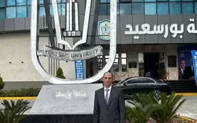 بأيدي أبنائها.. تنفيذ مجسم شعار جامعة بورسعيد بارتفاع 6 أمتار وعرض 3 أمتار