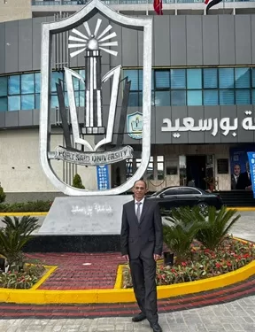 بأيدي أبنائها.. تنفيذ مجسم شعار جامعة بورسعيد بارتفاع 6 أمتار وعرض 3 أمتار