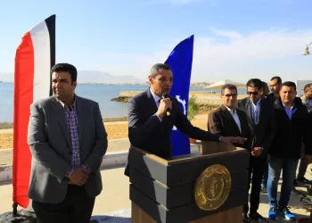 محافظ السويس يسلم الدفعة الرابعة من سيارات التاكسي الجديدة ضمن مبادرة «الأمان والتوفير»