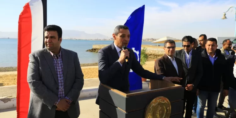 محافظ السويس يسلم الدفعة الرابعة من سيارات التاكسي الجديدة ضمن مبادرة «الأمان والتوفير»