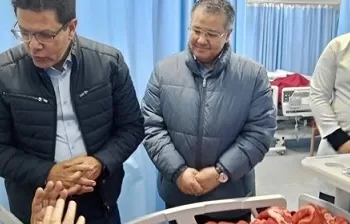 رئيس جامعة بنها يحيل طبيبين بالمستشفى الجامعى للتحقيق ويكافئ أطقم التمريض