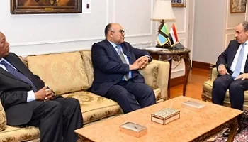 وزير الخارجية يبحث مع نظيره التنزاني سبل تعزيز العلاقات بين البلدين