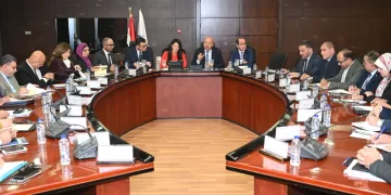 نائب رئيس مجلس الوزراء يبحث مع وزراء التخطيط والإسكان والمالية تعزيز منظومة المرافق بالمناطق الصناعية