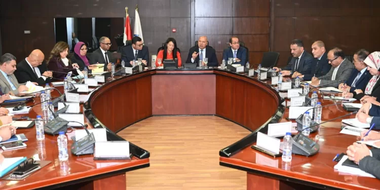 نائب رئيس مجلس الوزراء يبحث مع وزراء التخطيط والإسكان والمالية تعزيز منظومة المرافق بالمناطق الصناعية