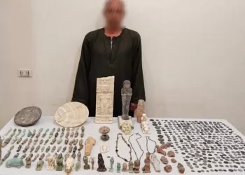 عامل المنيا حوّل مسكنه إلى «متحف» لبيع الآثار بالملايين.. سقط بـ526 قطعة نادرة من التنقيب في الجبل