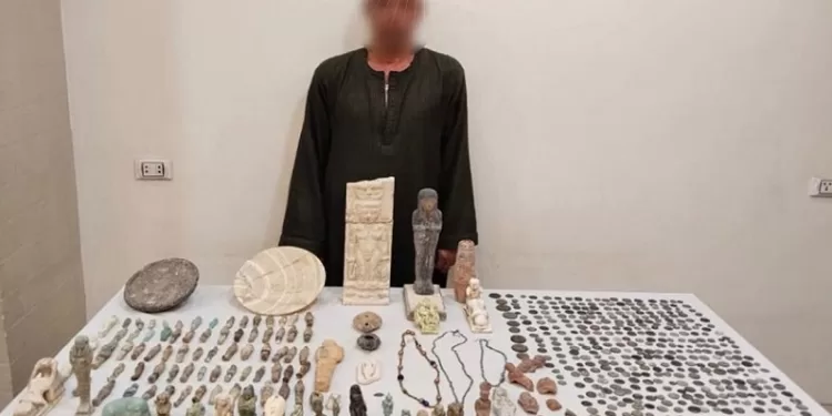 عامل المنيا حوّل مسكنه إلى «متحف» لبيع الآثار بالملايين.. سقط بـ526 قطعة نادرة من التنقيب في الجبل
