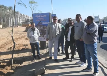 ‏رئيس جهاز العاشر من رمضان يتابع أعمال تشجير محور عمر بن الخطاب