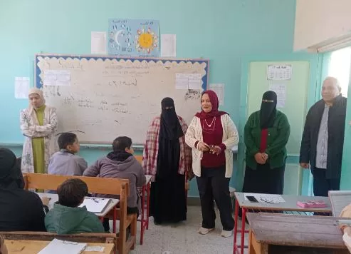 وكيل التعليم بمطروح تتفقد لجان امتحانات النقل في جولة مفاجئة 2 - جريدة الجمهورية 2 Copy - جريدة الجمهورية