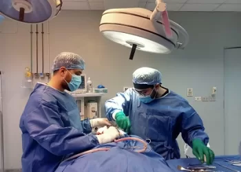 جراحة متقدمة لمريضة تعاني كسر بالعمود الفقري