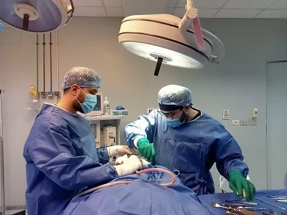 جراحة متقدمة لمريضة تعاني كسر بالعمود الفقري 1 - جريدة الجمهورية جراحة متقدمة لمريضة تعاني كسر بالعمود الفقري