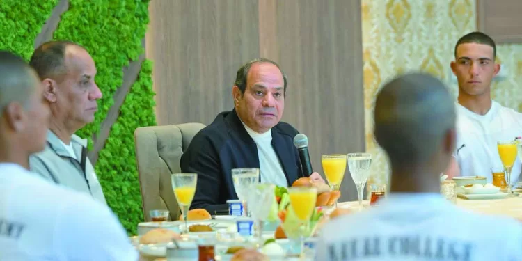 الرئيس خلال مشاركته الطلاب مائدة الإفطار