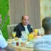 الرئيس خلال مشاركته الطلاب مائدة الإفطار