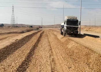 رئيس جهاز العاشر من رمضان يتابع مشروعات تطوير المحاور والطرق الاستراتيجية