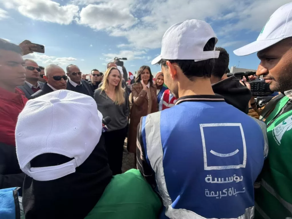 أنجلينا جولي تتفقد «معبر رفح».. وتثمن دور متطوعي التحالف الوطني وشباب مصر 7 - جريدة الجمهورية WhatsApp Image 2026 01 02 at 5.58.16 PM 1 - جريدة الجمهورية