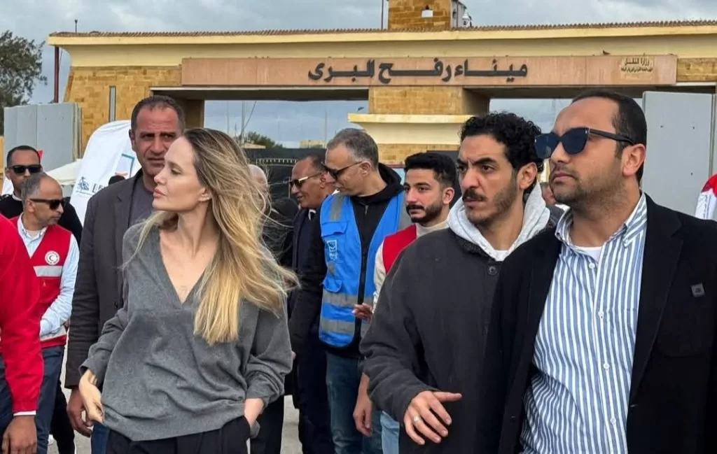 أنجلينا جولي تتفقد «معبر رفح».. وتثمن دور متطوعي التحالف الوطني وشباب مصر 6 - جريدة الجمهورية WhatsApp Image 2026 01 02 at 5.58.16 PM 2 - جريدة الجمهورية