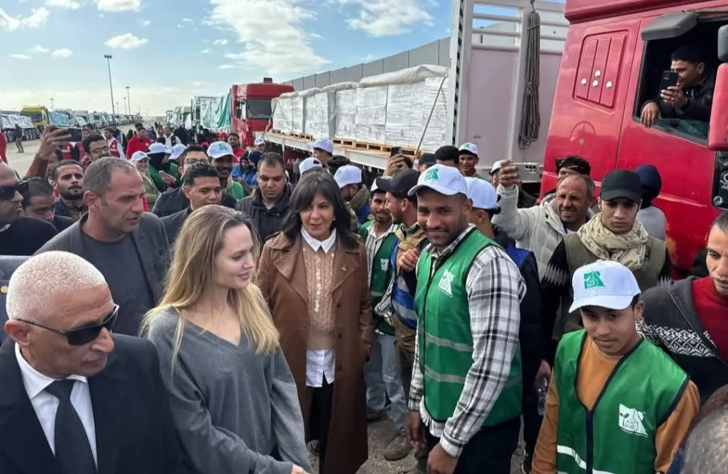 أنجلينا جولي تتفقد «معبر رفح».. وتثمن دور متطوعي التحالف الوطني وشباب مصر 5 - جريدة الجمهورية WhatsApp Image 2026 01 02 at 5.58.16 PM 3 - جريدة الجمهورية