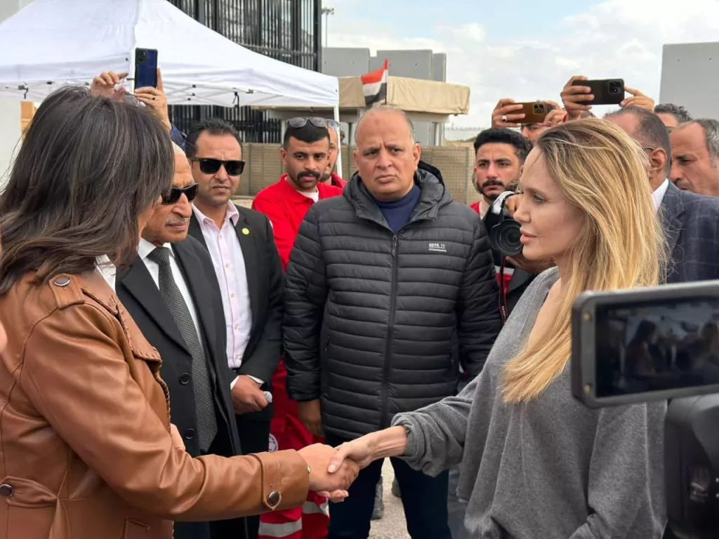 أنجلينا جولي تتفقد «معبر رفح».. وتثمن دور متطوعي التحالف الوطني وشباب مصر 4 - جريدة الجمهورية WhatsApp Image 2026 01 02 at 5.58.17 PM 1 - جريدة الجمهورية