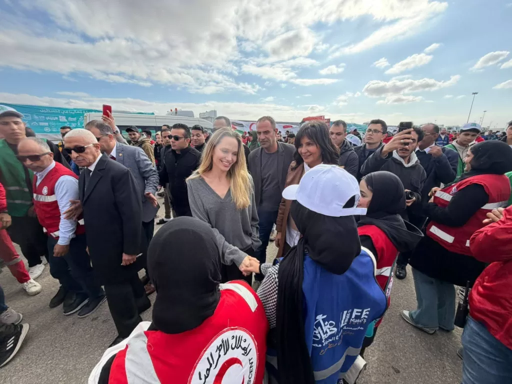 أنجلينا جولي تتفقد «معبر رفح».. وتثمن دور متطوعي التحالف الوطني وشباب مصر 2 - جريدة الجمهورية WhatsApp Image 2026 01 02 at 5.58.17 PM - جريدة الجمهورية