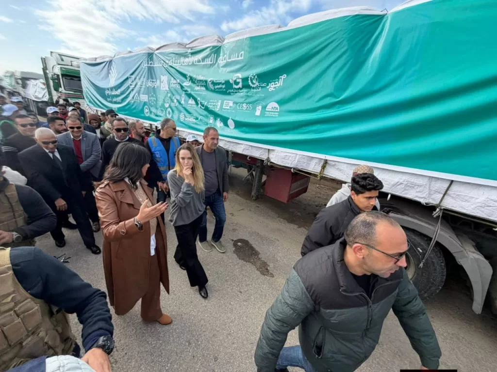 أنجلينا جولي تتفقد «معبر رفح».. وتثمن دور متطوعي التحالف الوطني وشباب مصر 3 - جريدة الجمهورية WhatsApp Image 2026 01 02 at 5.58.17 PM 2 - جريدة الجمهورية