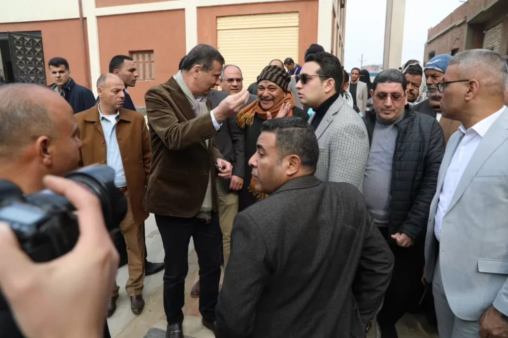 فيديو| وزير الزراعة يقطع كيلومترين سيرًا على الأقدام لإنصاف مزارع بالفيوم 4 - جريدة الجمهورية WhatsApp Image 2026 01 04 at 8.56.49 PM - جريدة الجمهورية