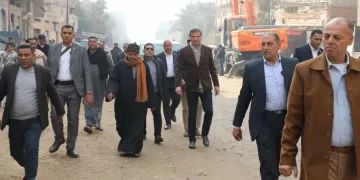 فيديو| وزير الزراعة يقطع كيلومترين سيرًا على الأقدام لإنصاف مزارع بالفيوم