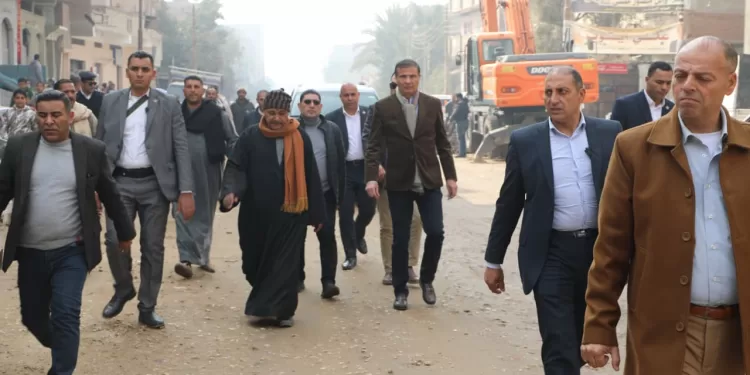 فيديو| وزير الزراعة يقطع كيلومترين سيرًا على الأقدام لإنصاف مزارع بالفيوم 1 - جريدة الجمهورية فيديو| وزير الزراعة يقطع كيلومترين سيرًا على الأقدام لإنصاف مزارع بالفيوم