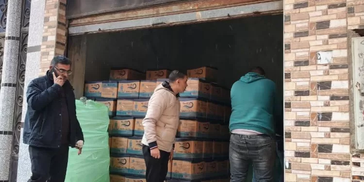 «مياه حنفية» في زجاجات ماركة شهيرة.. غلق مصنع «بير سلم» بالطالبية