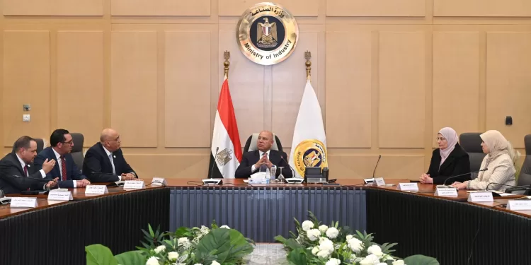 تيسير الإجراءات وتوفير الأراضي المرفقة.. الفريق كامل الوزير يؤكد دعم المستثمرين الجادين في الصناعة 1 - جريدة الجمهورية اتفاق بين «الصناعة» و«تنمية المشروعات» لدعم المشروعات الصناعية الصغيرة وتخفيض الواردات