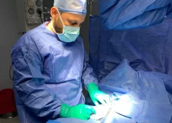 طبيب الإنسانية يترك احتفالات العيد لإنقاذ مريض داخل غرفة العمليات