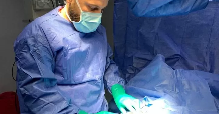 طبيب الإنسانية يترك احتفالات العيد لإنقاذ مريض داخل غرفة العمليات