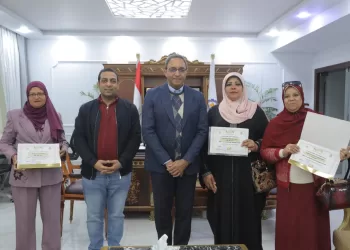 محافظ قنا يكرم فريق منظومة الشكاوى بعد تحقيق استجابة كاملة بنسبة 100%