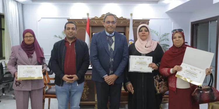 محافظ قنا يكرم فريق منظومة الشكاوى بعد تحقيق استجابة كاملة بنسبة 100%