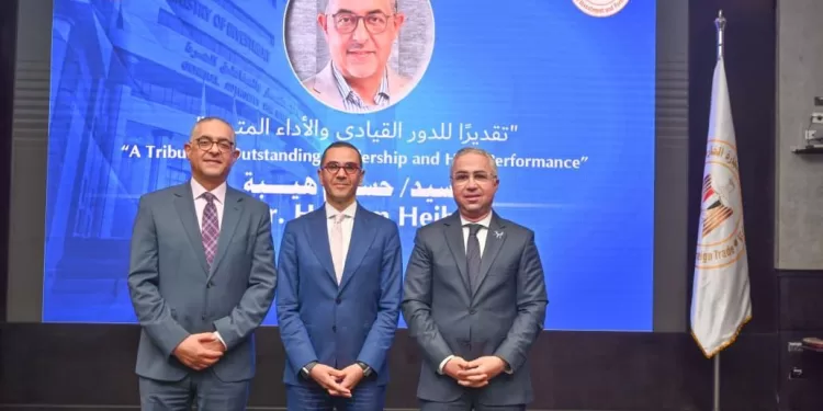 وزير الاستثمار يكرم «حسام هيبة» ويرحب برئيس هيئة الاستثمار الجديد: «نموذج حضاري لتداول القيادة»