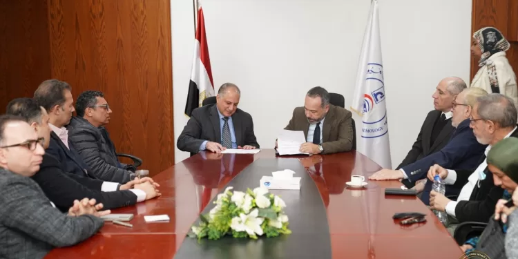 معهدا «تيودور بلهارس» و«بحوث أمراض العيون»    يوقعان بروتوكول تعاون لتعزيز البحث العلمي والتكامل المؤسسي