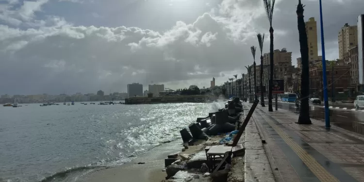 أمطار غزيرة ورياح عاتية تضرب الإسكندرية في أول أيام «نوة الفيضة الكبرى»