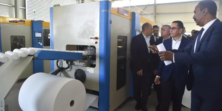 وزير الاستثمار ومحافظ قنا يتفقدان سير العمل بالمنطقة الحرة العامة بقفط 1 - جريدة الجمهورية وزير الاستثمار ومحافظ قنا يتفقدان سير العمل بالمنطقة الحرة العامة بقفط