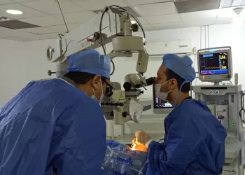 مستشفى رمد المنصورة يُنقذ طفل مصاب بإنفجار بالعين