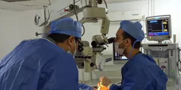 مستشفى رمد المنصورة يُنقذ طفل مصاب بإنفجار بالعين