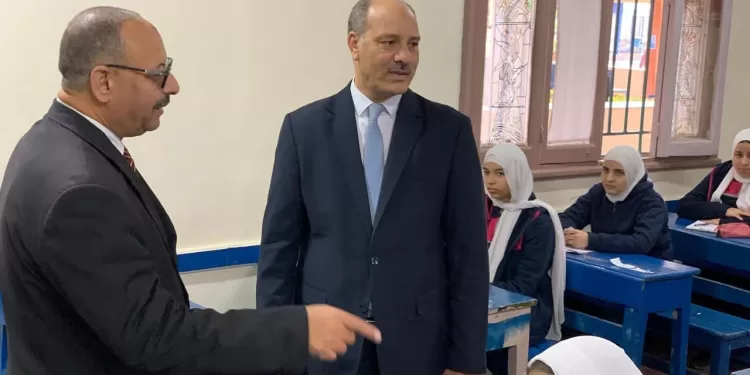 مدير تعليم الإسكندرية يتفقد لجان امتحانات النقل