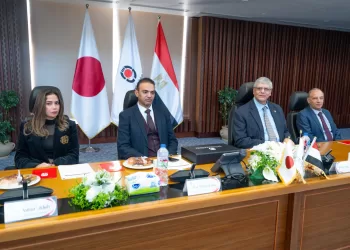 تكامل العلم والرياضة.. رئيس الجامعة المصرية اليابانية يستقبل رئيس نادي سموحة
