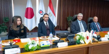 تكامل العلم والرياضة.. رئيس الجامعة المصرية اليابانية يستقبل رئيس نادي سموحة