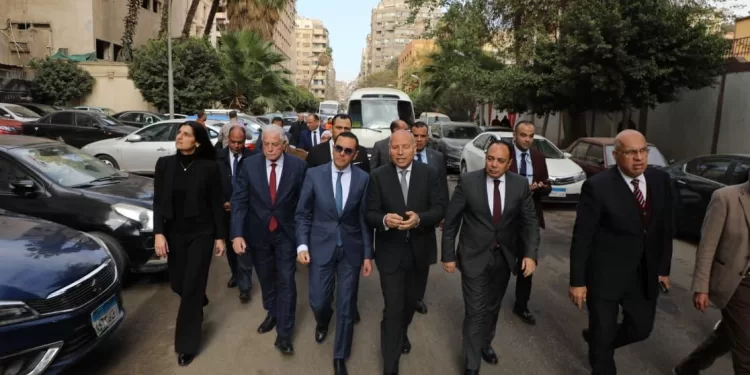 وزير الاستثمار ومستشار الرئيس ومحافظ القاهرة يتفقدون «مربع الوزارات» بوسط البلد لبحث استغلال الأصول 1 - جريدة الجمهورية وزير الاستثمار ومستشار الرئيس ومحافظ القاهرة يتفقدون «مربع الوزارات» بوسط البلد لبحث استغلال الأصول