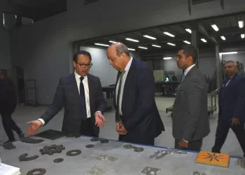 وزير الطيران يتفقد المجمع الصناعي والمدرسة الألمانية الدولية بالجامعة الألمانية بالقاهرة