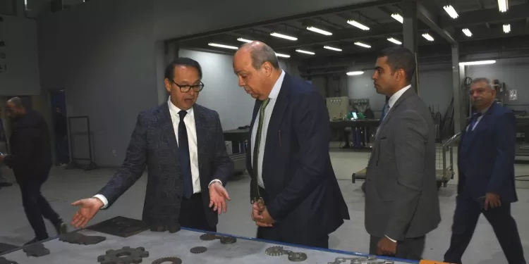 وزير الطيران يتفقد المجمع الصناعي والمدرسة الألمانية الدولية بالجامعة الألمانية بالقاهرة