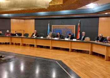 نقابة الصحفيين تفتح ملف ضريبة الكربون ومخاطر التغير المناخي على القطاعات الحيوية