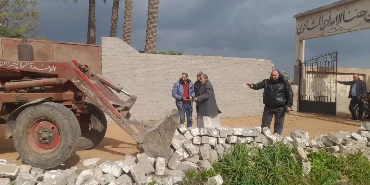 إزالة 20 حالة تعدٍ بالبناء على أملاك الدولة والأراضي الزراعية بالشرقية