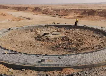 رئيس جهاز العاشر من رمضان يتابع ميدانيًا أعمال تطوير المحاور ورفع كفاءة الطرق بالمدينة