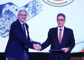 «البيطريين» توقع اتفاق تعاون مع الجامعة الأمريكية في مجالات التدريب والتطوير المهني